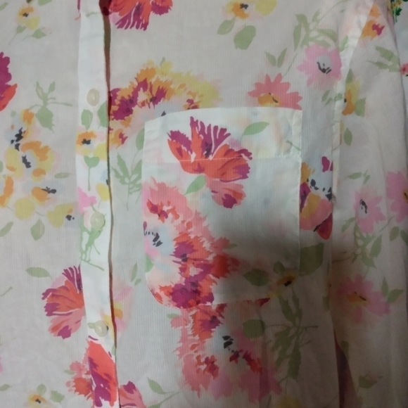 Chaps Ladies Bottom down Blouse, sz M, Cream Floral Print, pre-owned - Picture 4 of 6